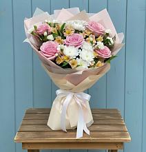 Букет цветов из:  Гвоздики, Орхидеи и Розы в Новогремяченском