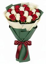 Букет Микс из красных и белых роз в Новогремяченском