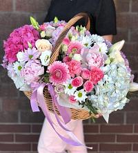 Цветочная композиция из Розы, Хризантемы, Пионы и Лизиантусы в корзине в Новогремяченском