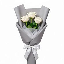 Букет 3 белые розы в Новогремяченском