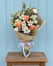 Букет цветов из:  Альстромерии, Лизиантусы, Розы и Хризантемы в Новогремяченском