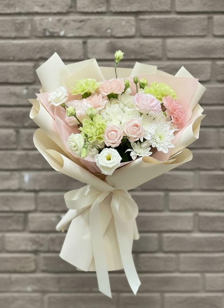 Букет цветов из: Гвоздики, Розы, Лизиантусы и Хризантемы в Новогремяченском