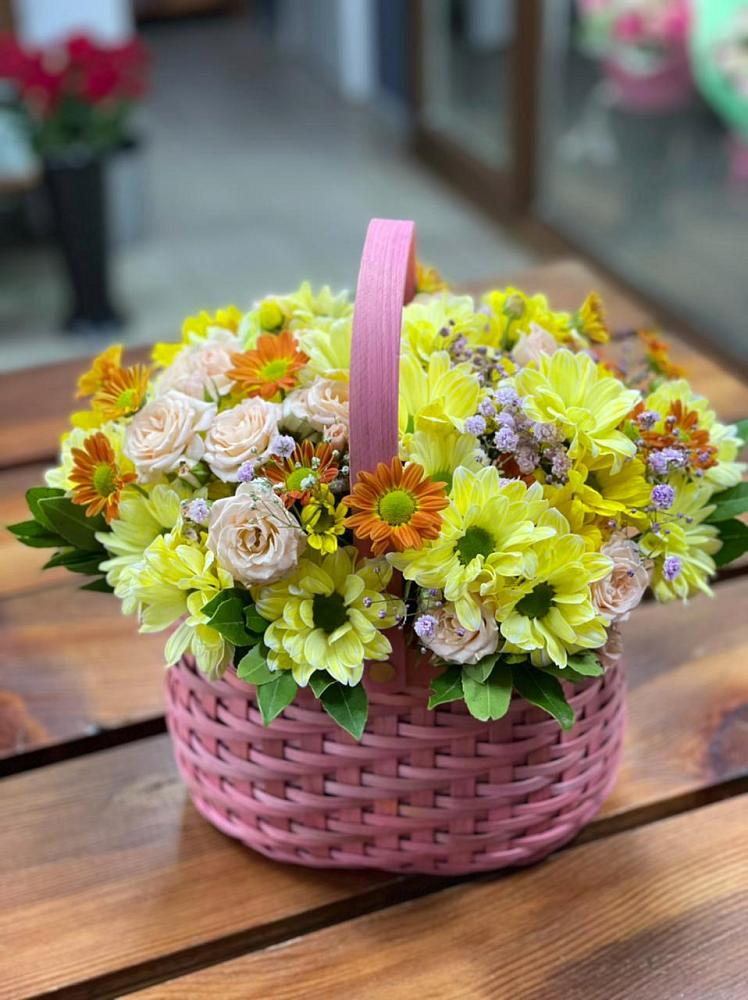 Цветочная композиция из Хризантемы и Розы в корзине в Новогремяченском