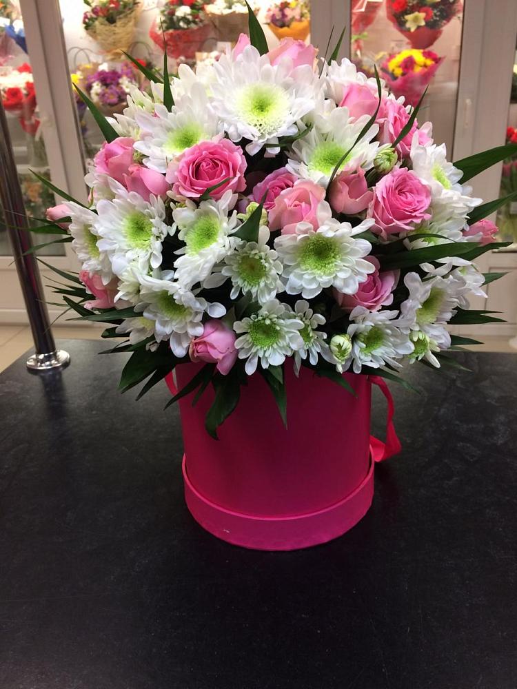 Цветочная композиция из Розы и Хризантемы в шляпной коробке в Новогремяченском