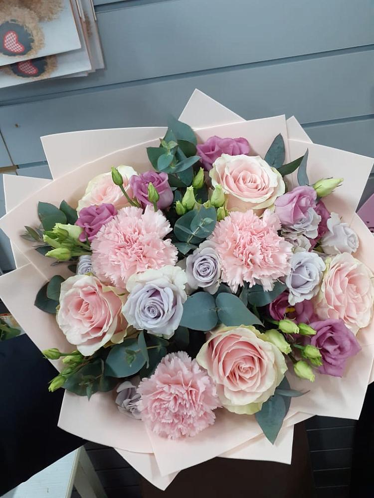 Букет цветов из: Розы, Гвоздики и Лизиантусы в Новогремяченском